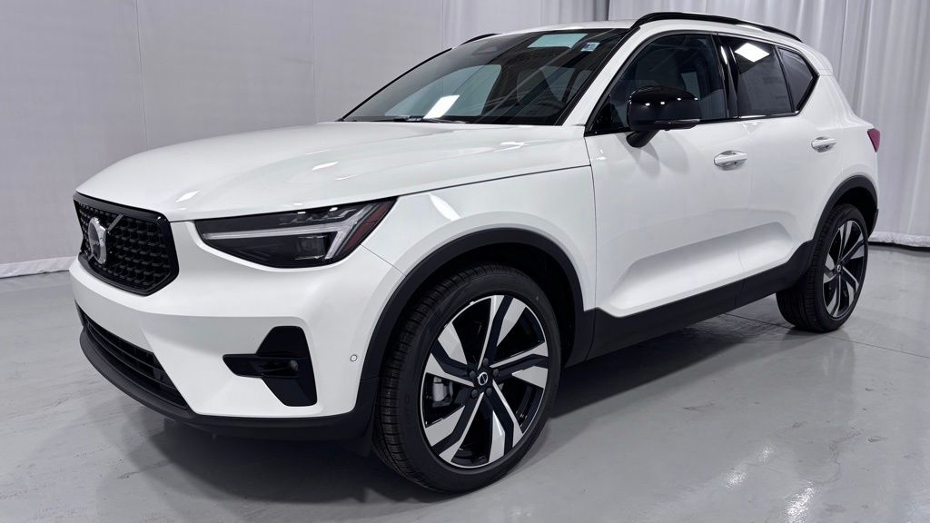 2026 Volvo XC40 B5 Plus Dark AWD's photo