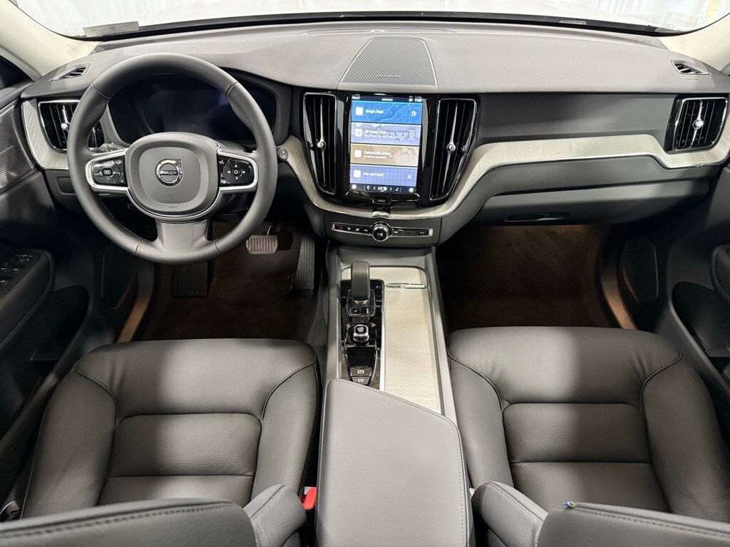 2025 Volvo XC60 B5 Plus photo 2