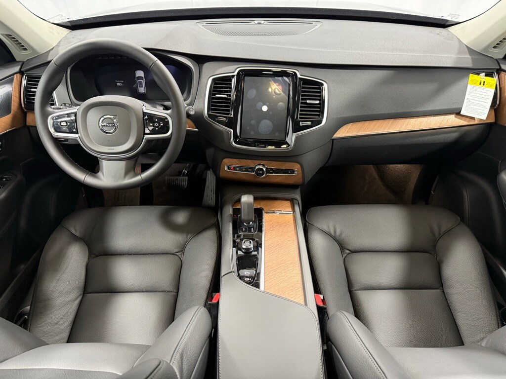 2025 Volvo XC90 T8 Plus photo 2