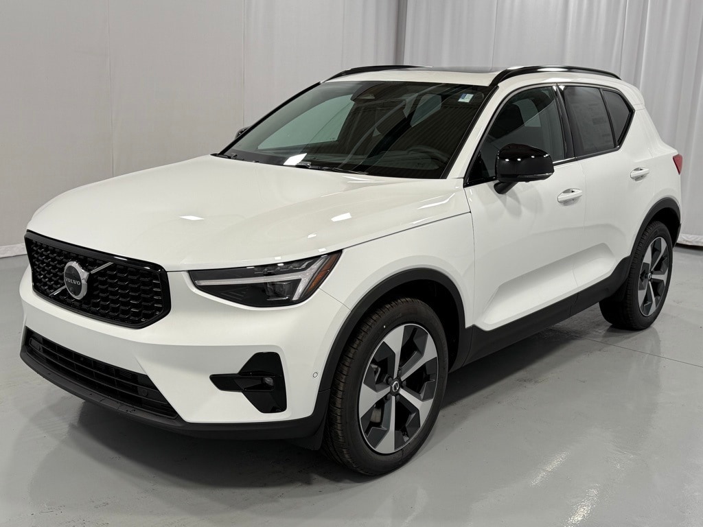 2025 Volvo XC40 B5 Plus Dark Theme
