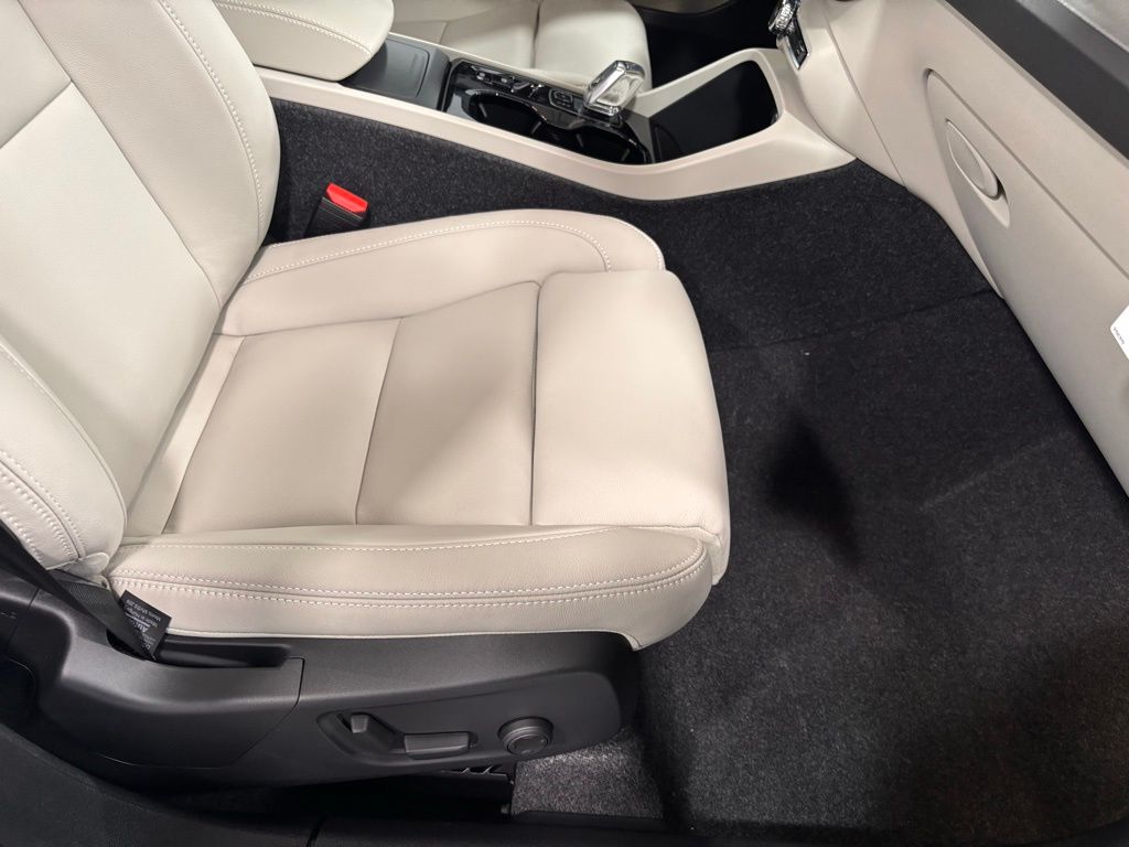 2026 Volvo XC40 Ultra - Photo 16
