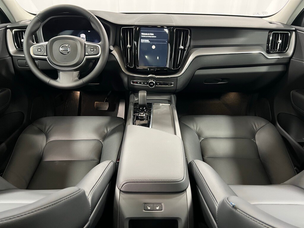 2025 Volvo XC60 B5 Core photo 2