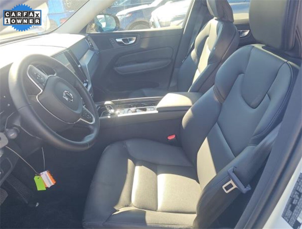 2025 Volvo XC60 B5 Core photo 2