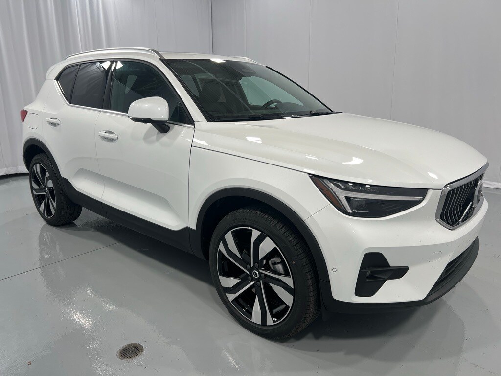 2025 Volvo XC40 photo 4