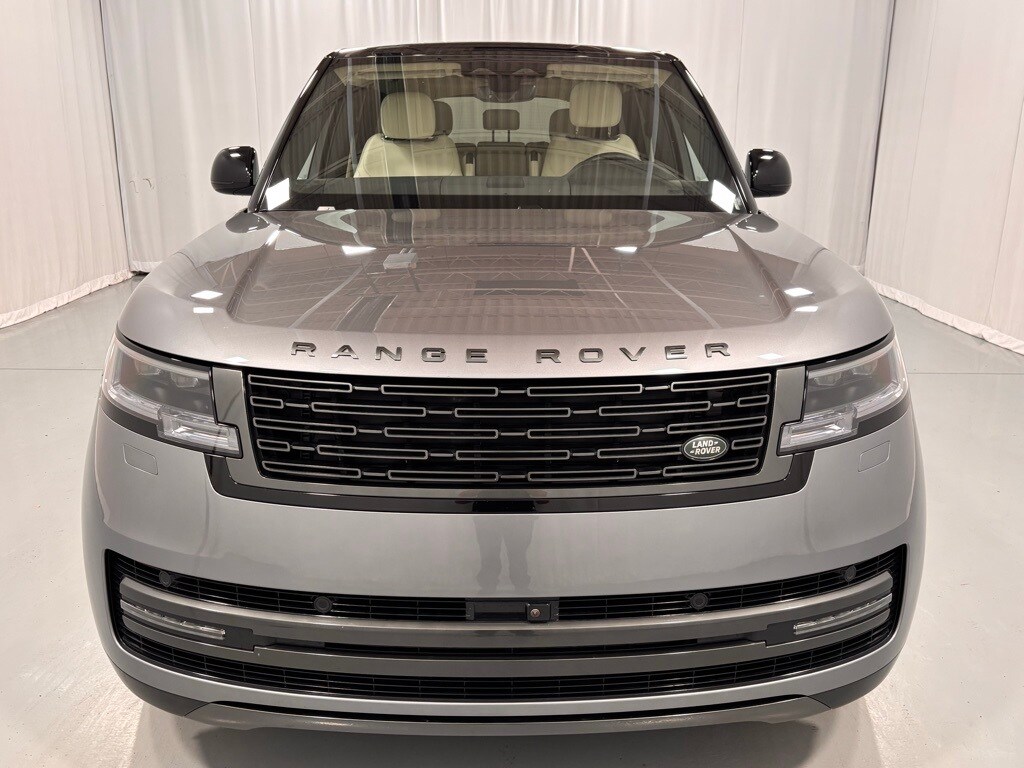 2025 Land Rover Range Rover SE photo 3