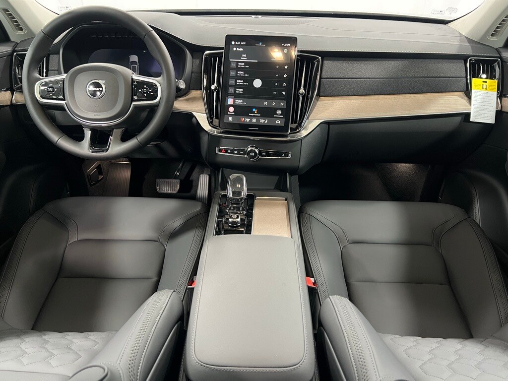 2025 Volvo XC90 B5 Core photo 2
