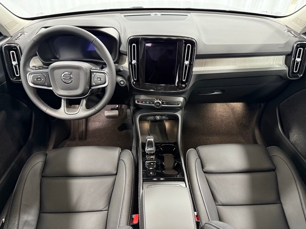 2026 Volvo XC40 Plus photo 2