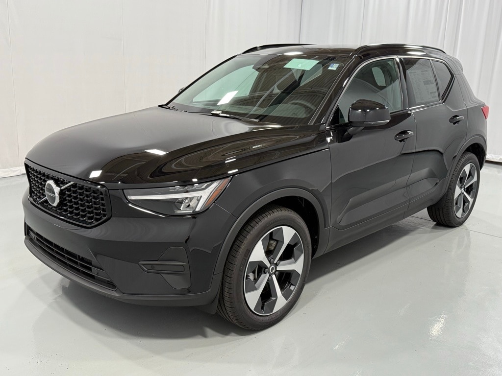 2026 Volvo XC40 Core's photo
