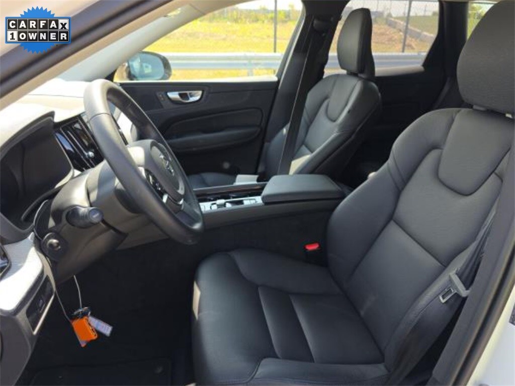 2025 Volvo XC60 B5 Plus photo 2