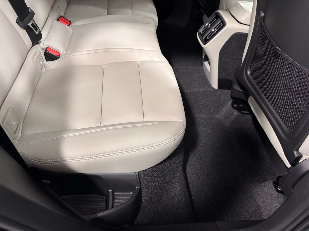 2026 Volvo XC40 Ultra - Photo 20