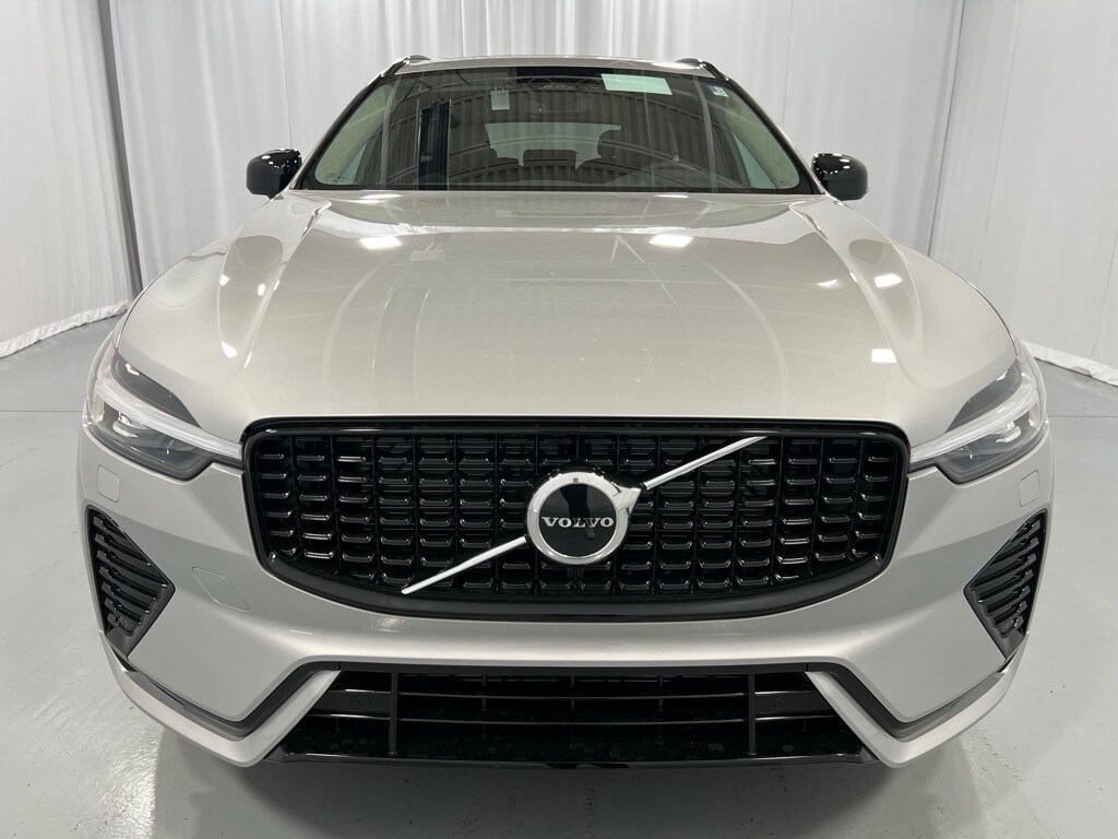 2025 Volvo XC60 B5 Core photo 3