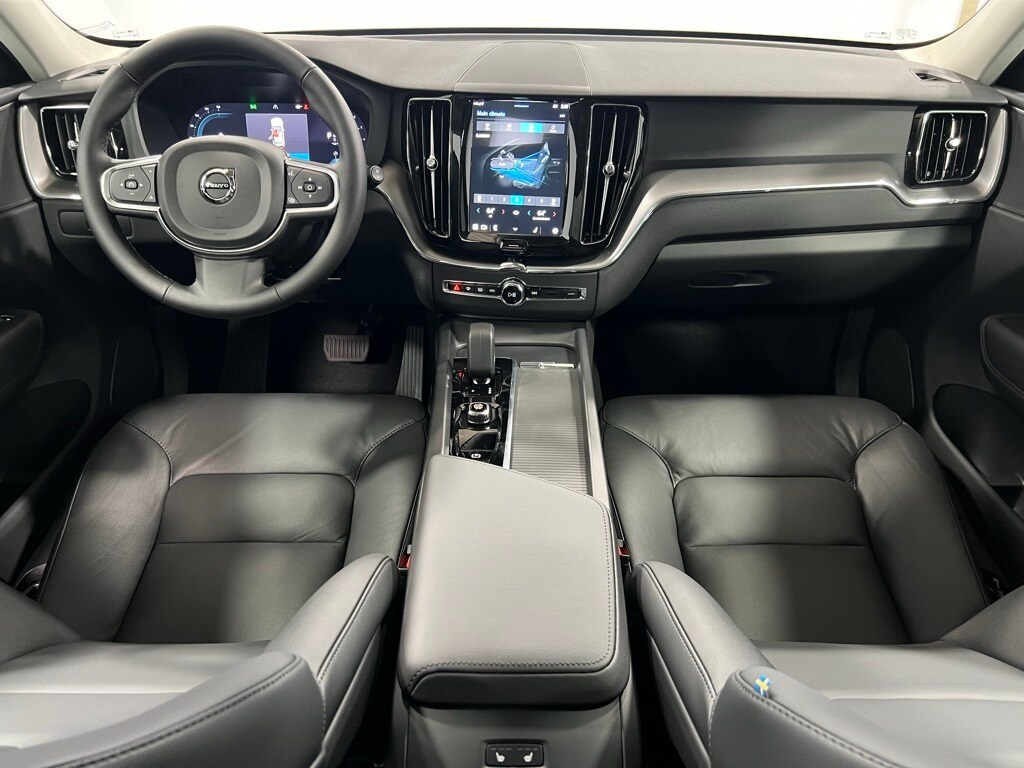 2025 Volvo XC60 B5 Core photo 2