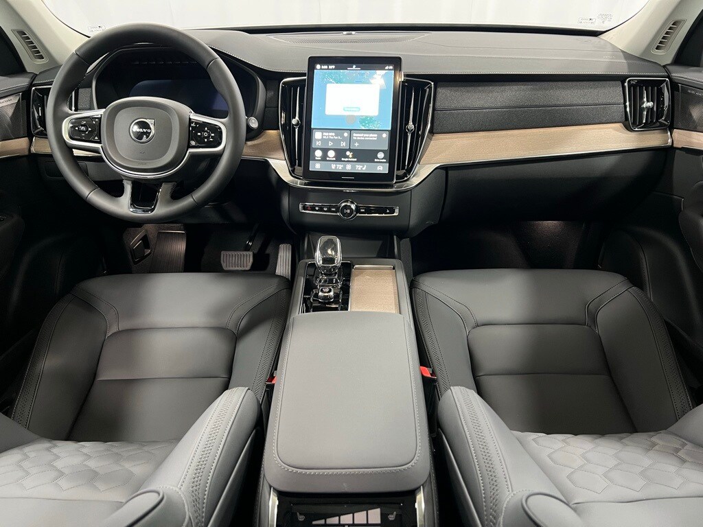 2025 Volvo XC90 Plus photo 2
