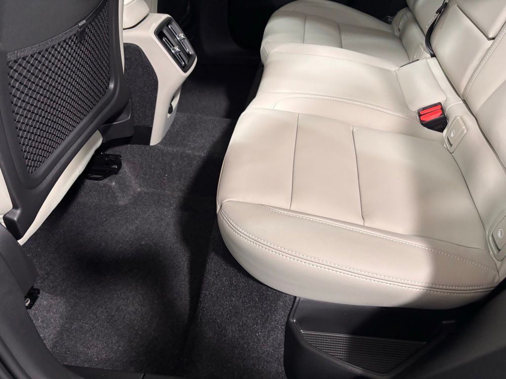 2026 Volvo XC40 Ultra - Photo 18