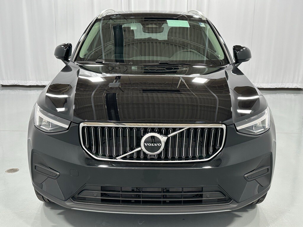 2025 Volvo XC40 Core photo 3