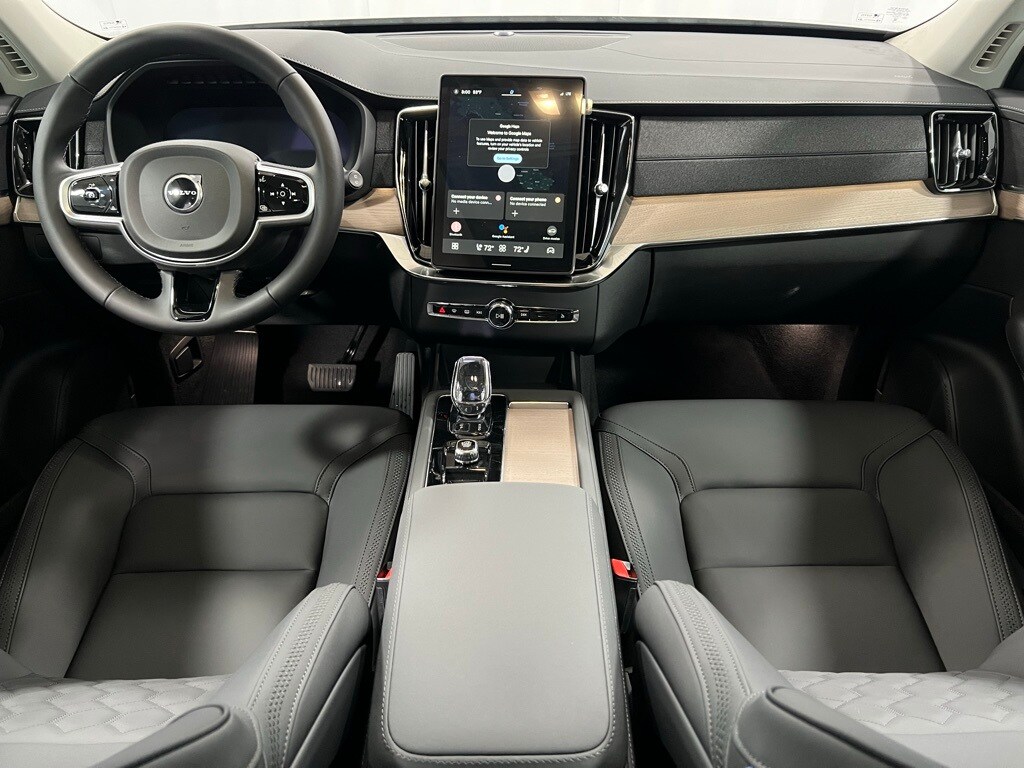 2025 Volvo XC90 B5 photo 2