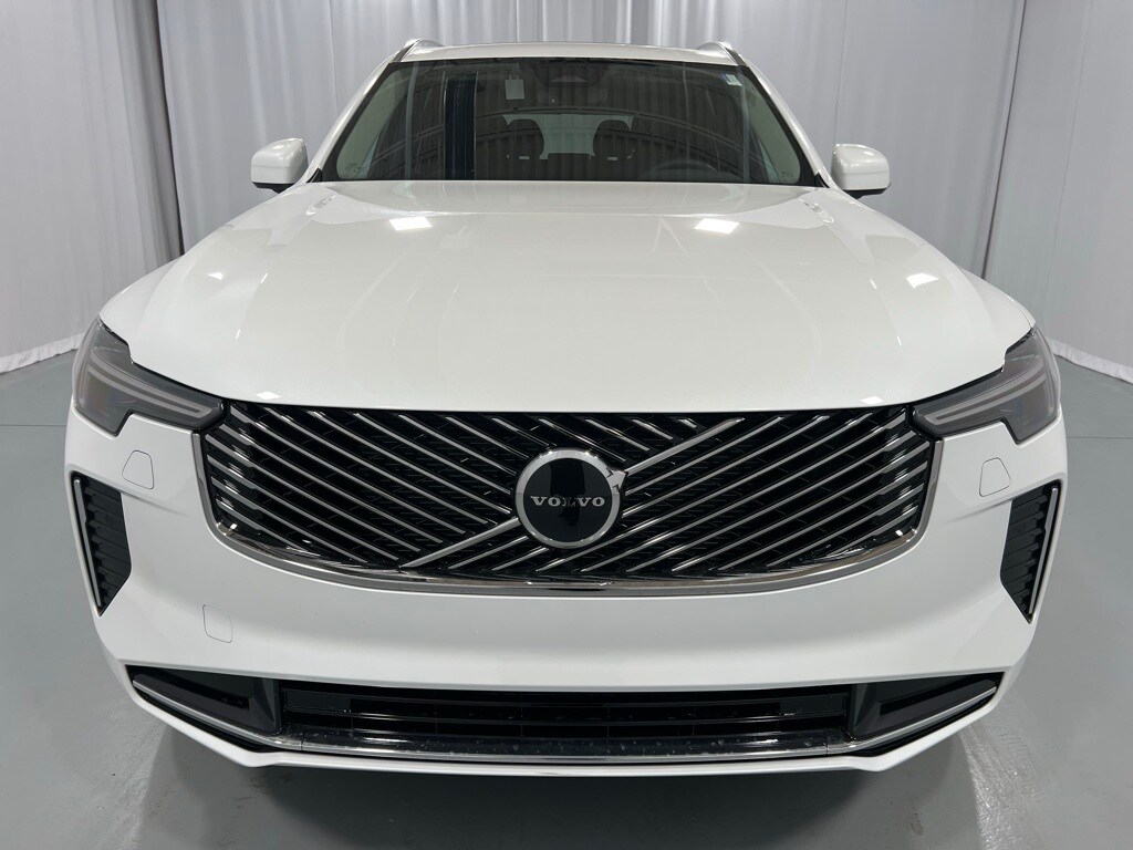 2025 Volvo XC90 B5 Core photo 3