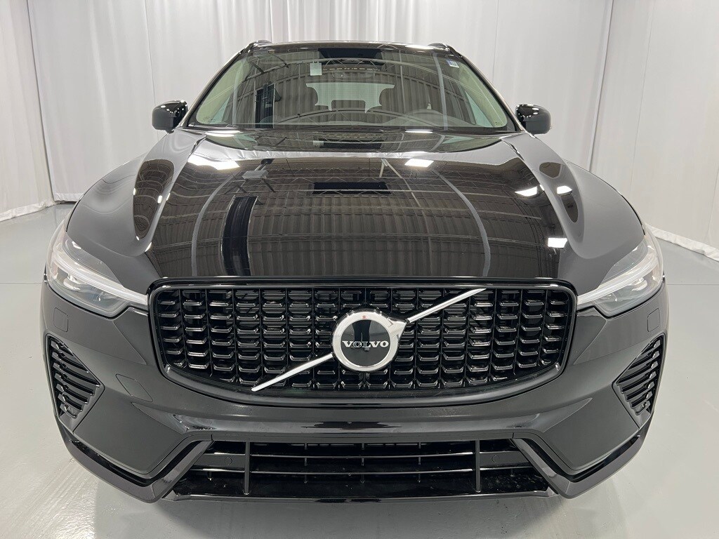 2025 Volvo XC60 B5 Core photo 3