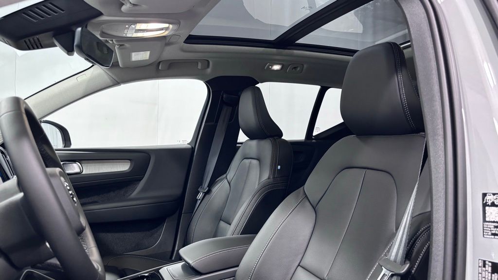 2026 Volvo XC40 Plus - Photo 12