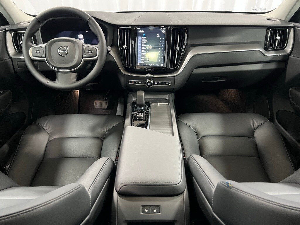 2025 Volvo XC60 B5 Core photo 2