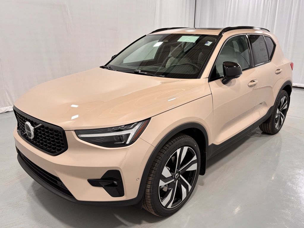 2026 Volvo XC40 B5 Plus Dark AWD's photo