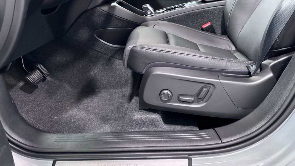 2026 Volvo XC40 Plus - Photo 11