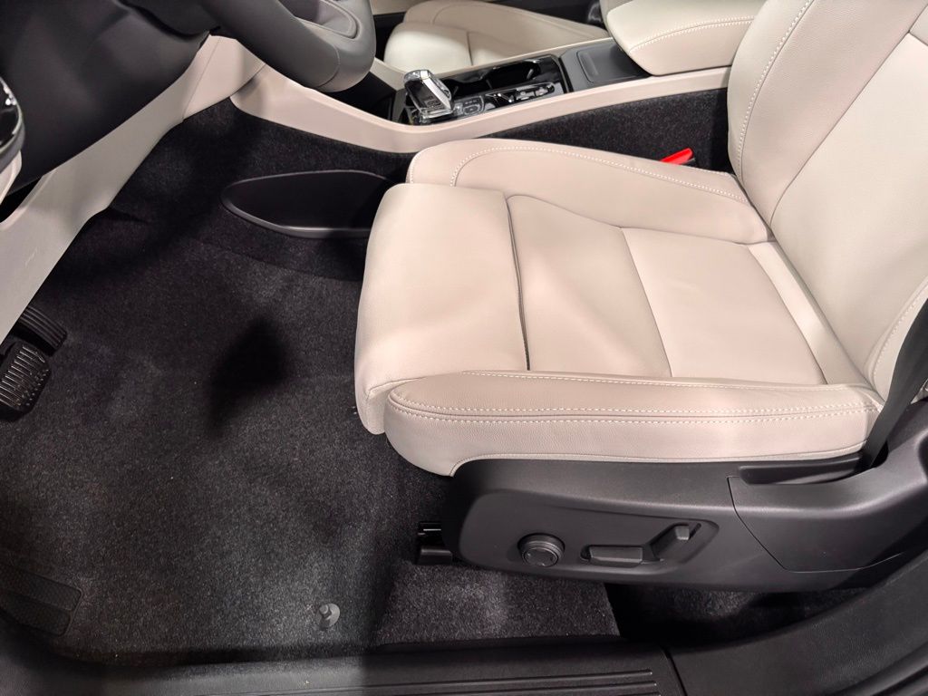 2026 Volvo XC40 Ultra - Photo 11