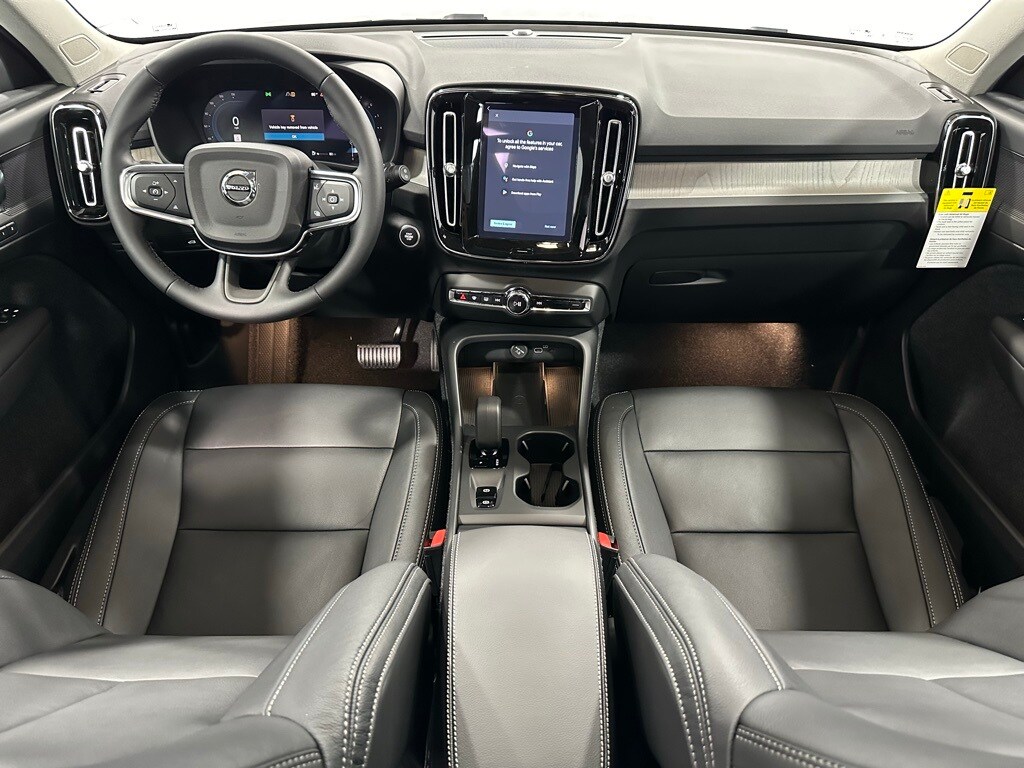 2025 Volvo XC40 Core photo 2