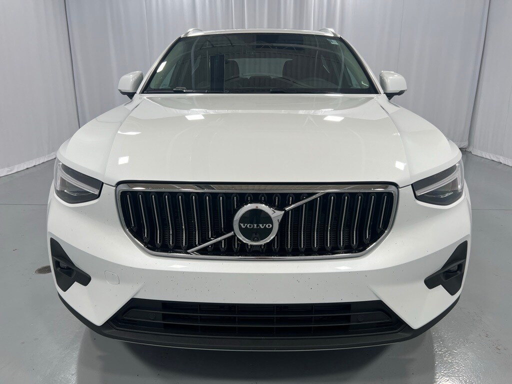 2025 Volvo XC40 photo 3