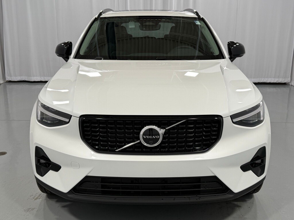 2025 Volvo XC40 Plus photo 3