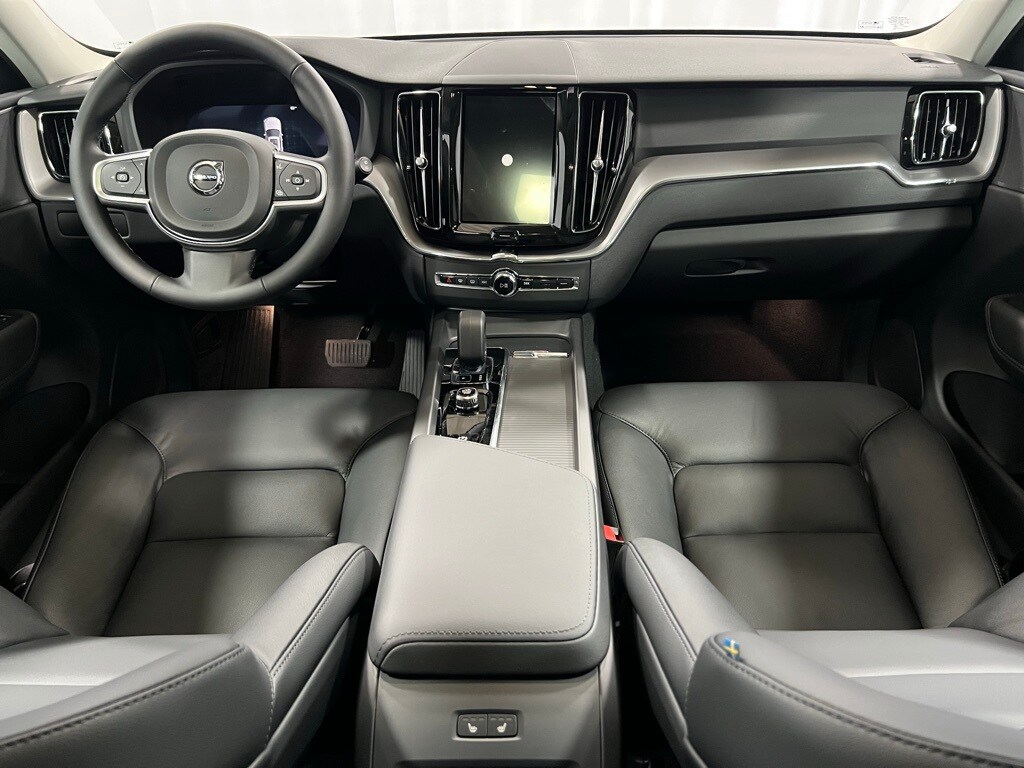 2025 Volvo XC60 B5 Core photo 2