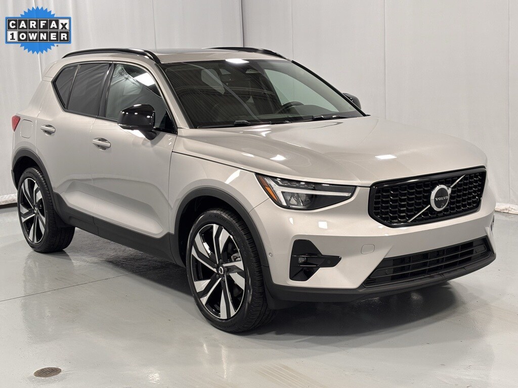 2025 Volvo XC40 Plus photo 2