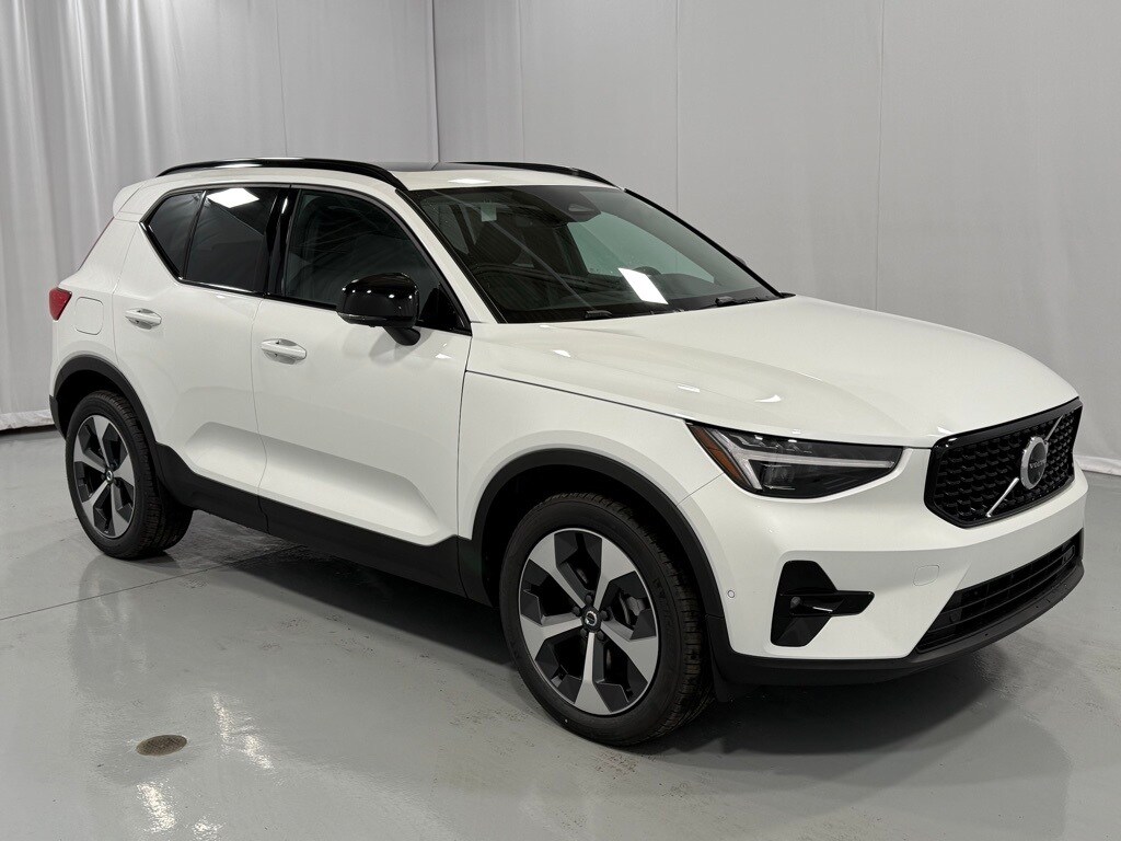2025 Volvo XC40 Plus photo 4