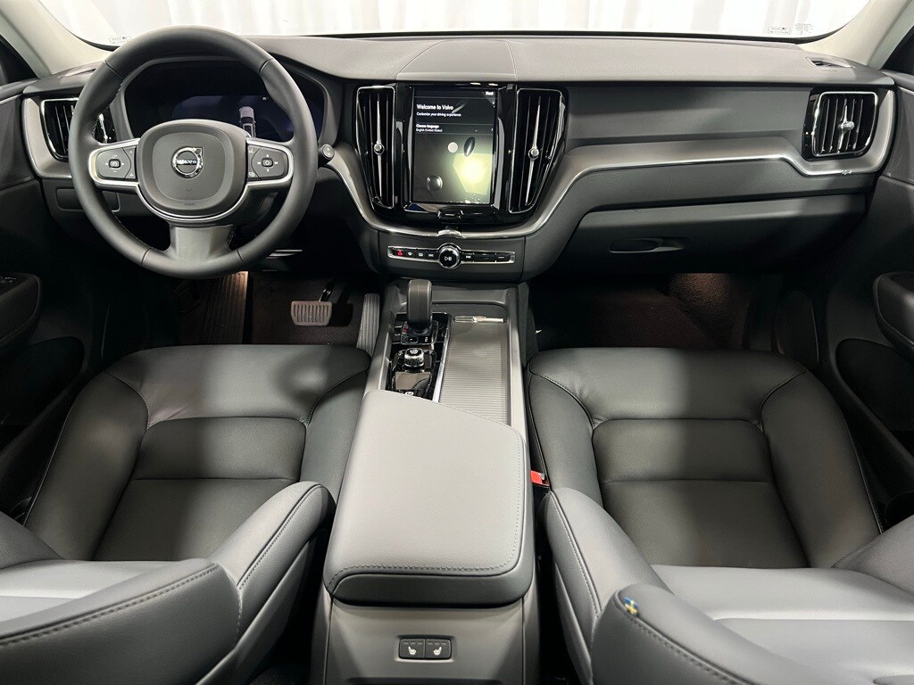 2025 Volvo XC60 B5 Core photo 2