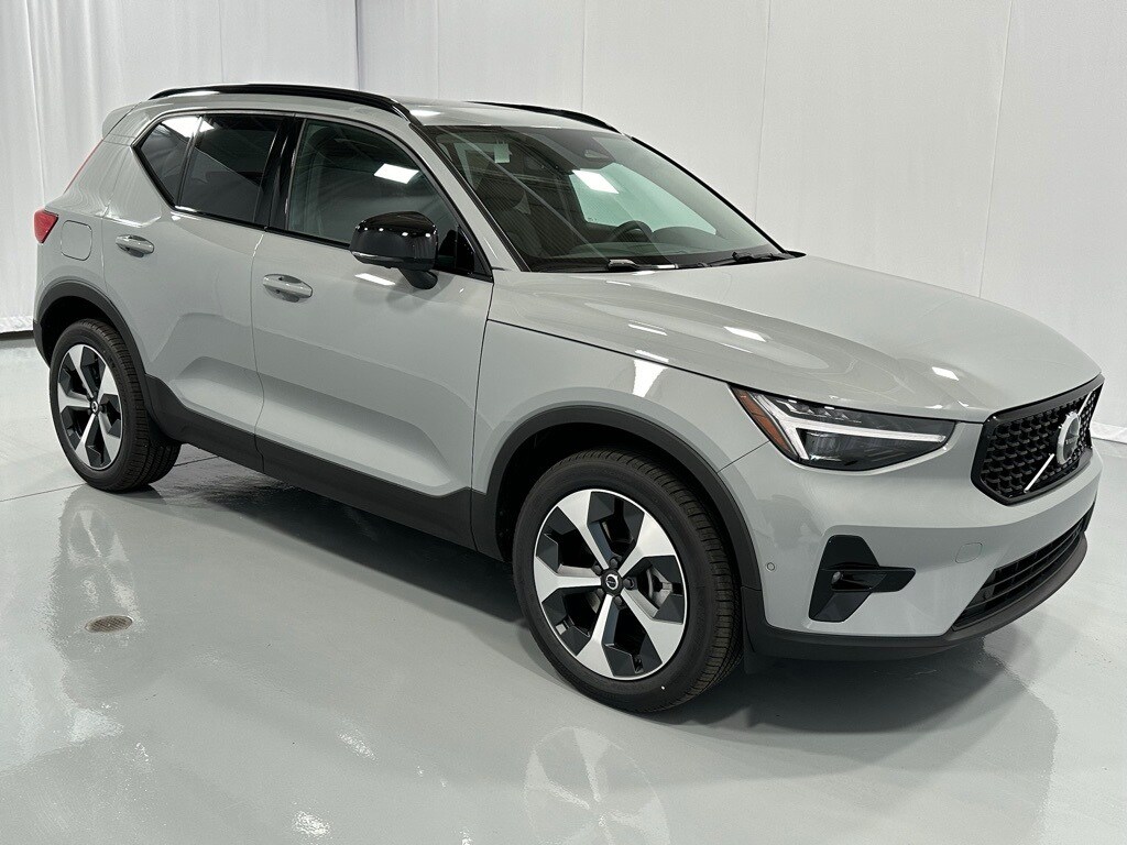 2025 Volvo XC40 Plus photo 4