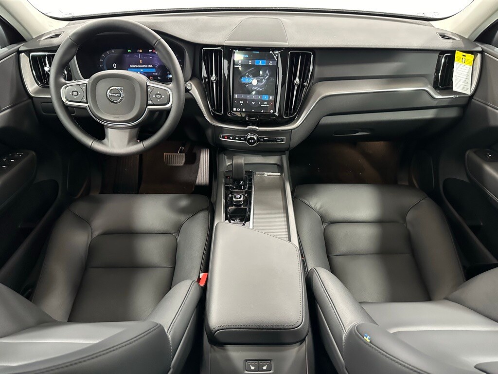 2025 Volvo XC60 B5 Core photo 2