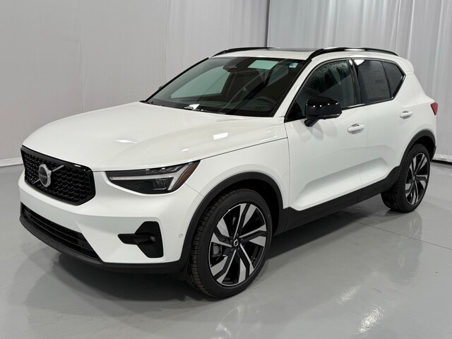 2025 Volvo XC40 B5 Plus Dark Theme AWD SUV