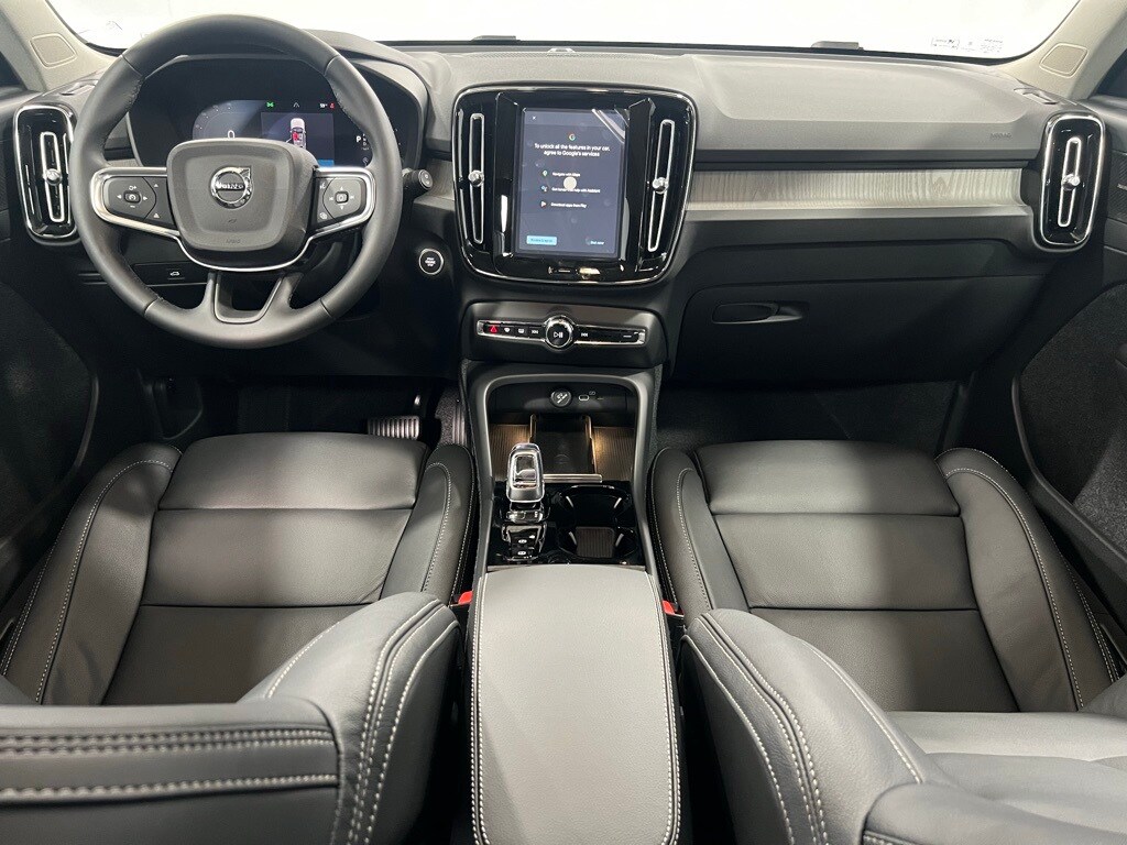 2025 Volvo XC40 photo 2