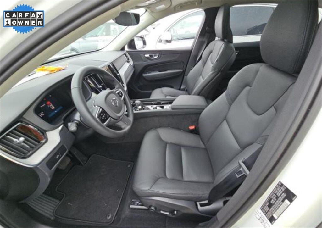 2025 Volvo XC60 B5 Plus photo 2