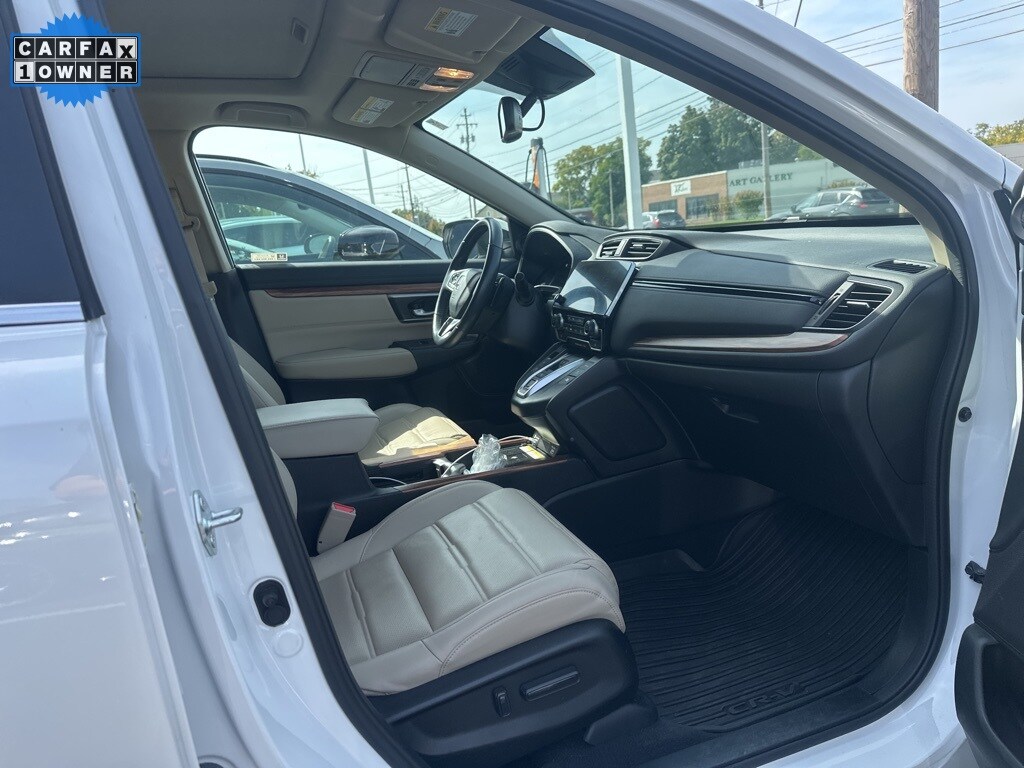 2022 Honda CR-V Hybrid Touring photo 2