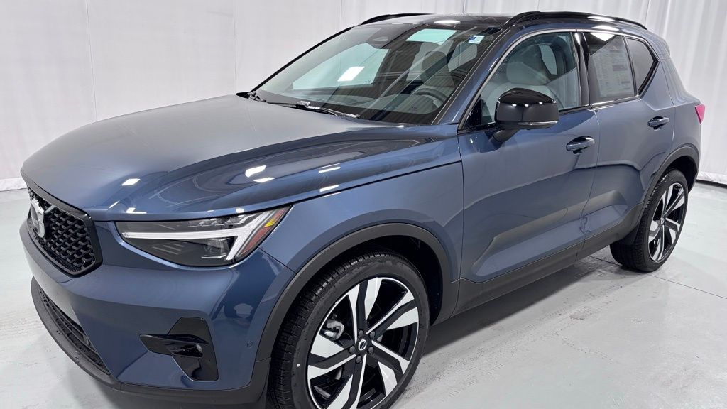 2026 Volvo XC40 B5 Ultra Dark AWD's photo