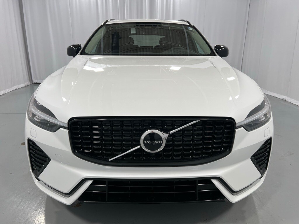 2025 Volvo XC60 B5 Core photo 3