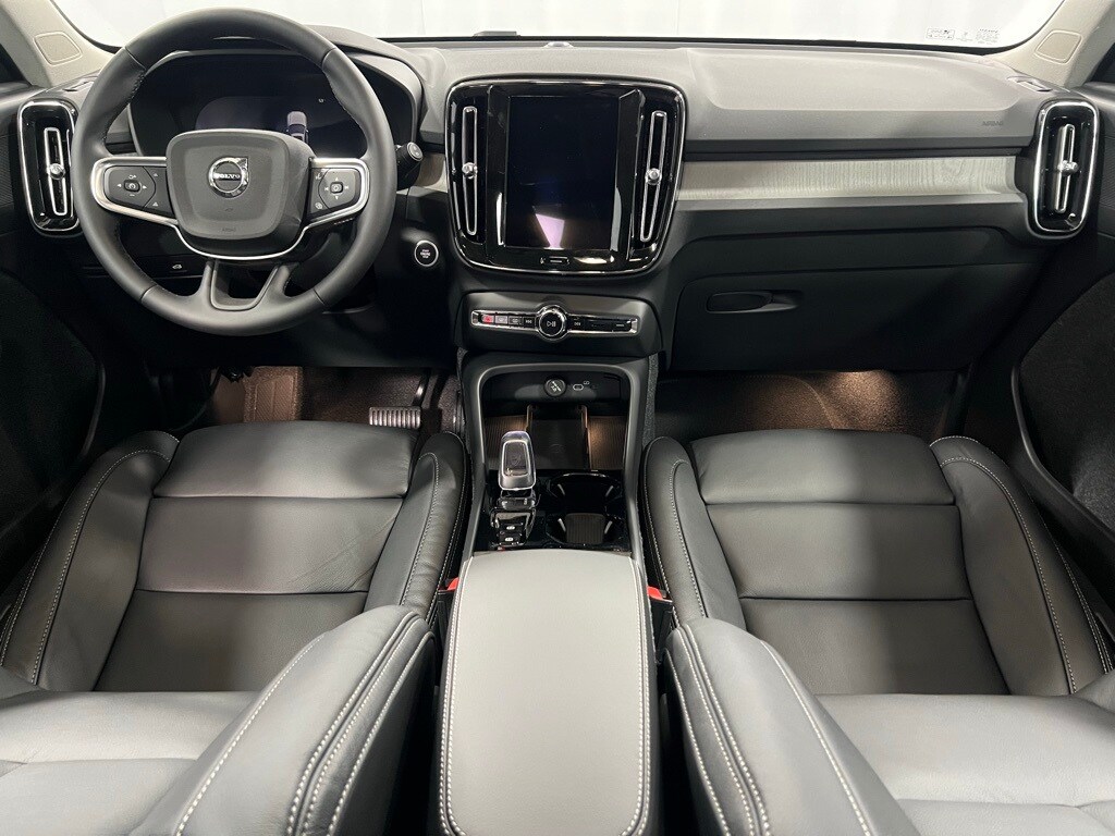 2025 Volvo XC40 Plus photo 2