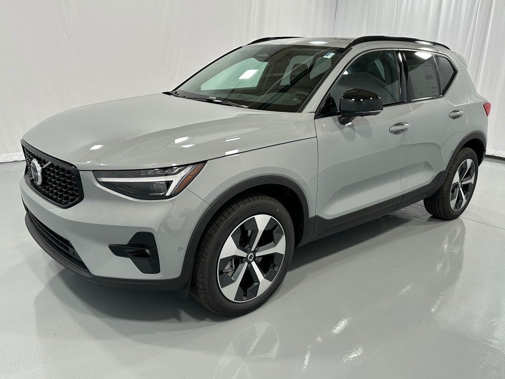 2025 Volvo XC40 B5 Plus Dark Theme