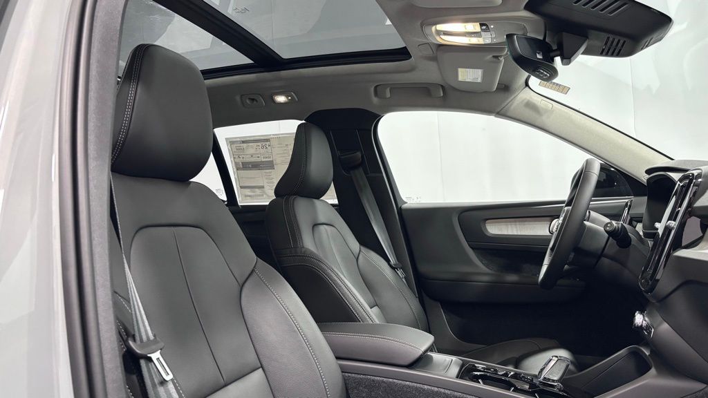 2026 Volvo XC40 Plus - Photo 18