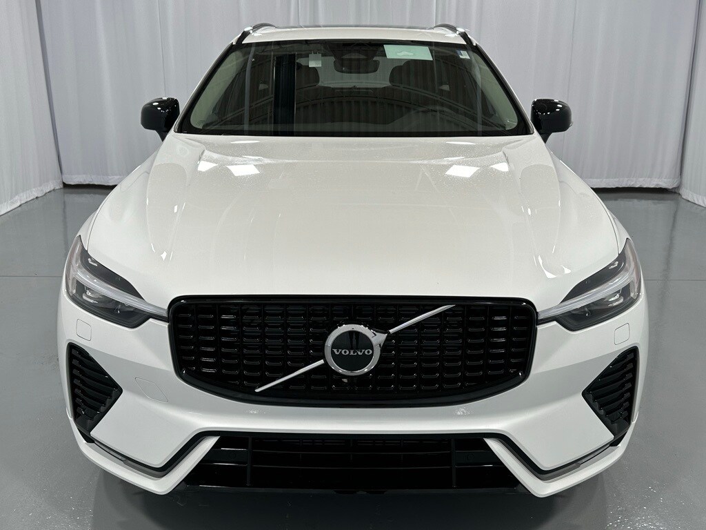 2025 Volvo XC60 B5 Core photo 3