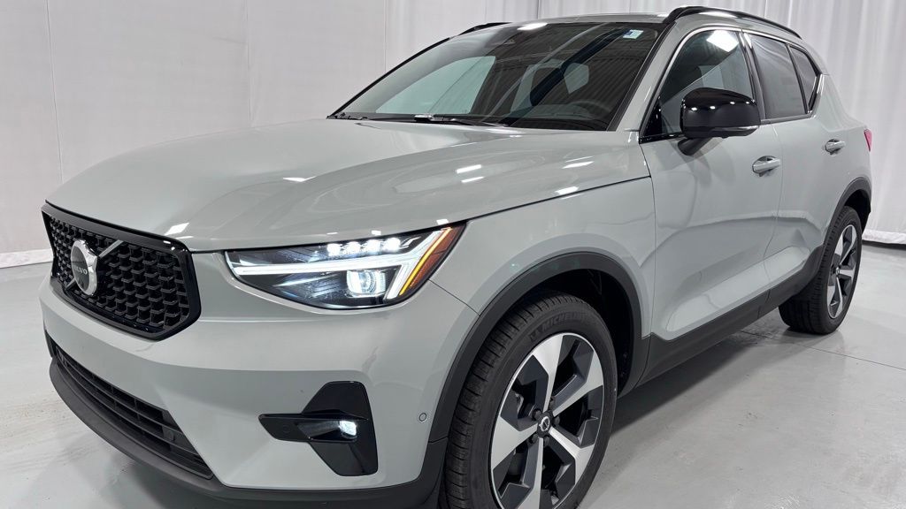 2026 Volvo XC40 B5 Plus Dark AWD's photo