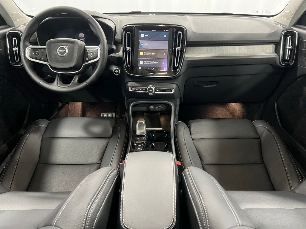 2025 Volvo XC40 photo 2