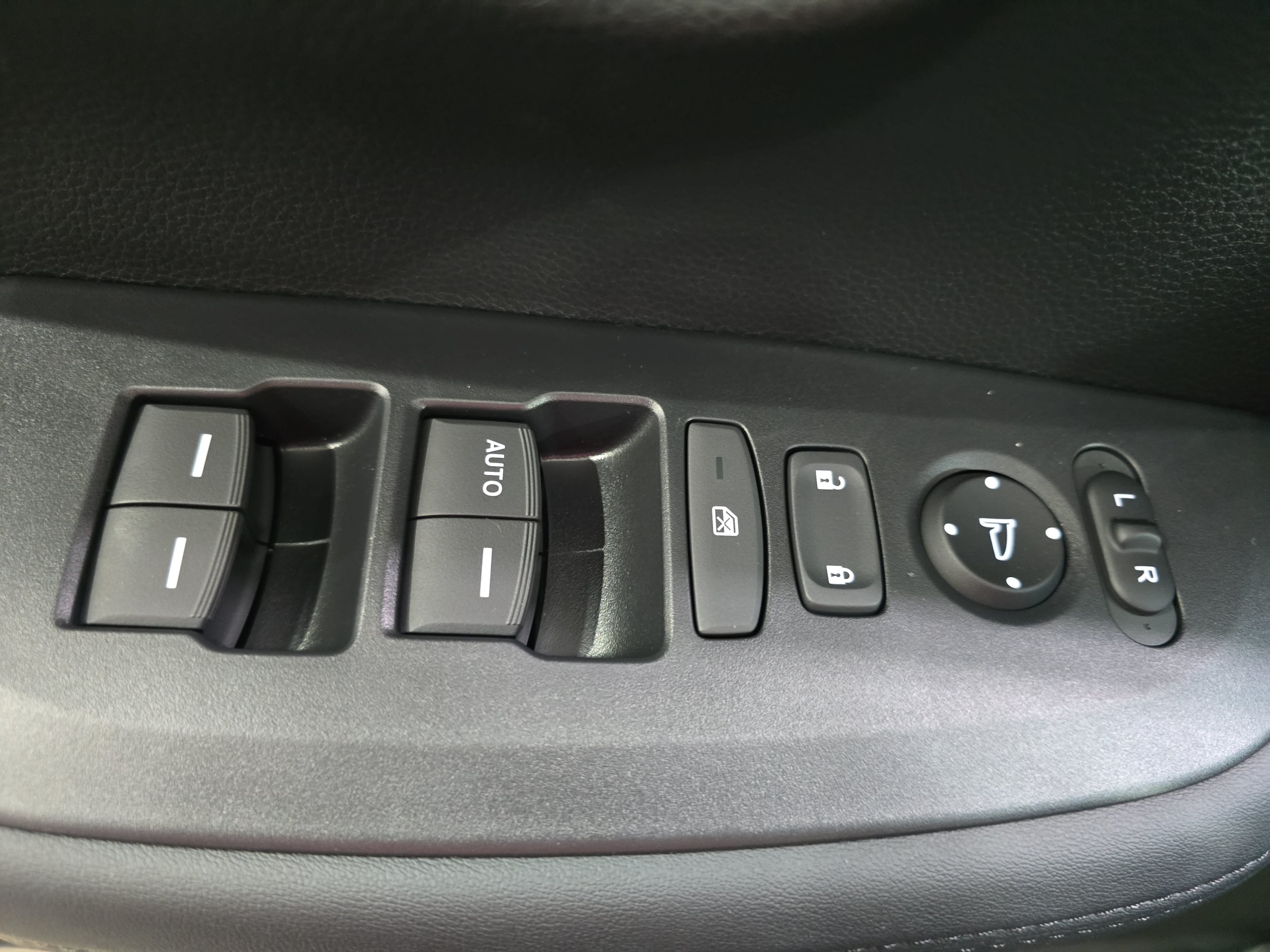 2027 Honda HR-V LX - Photo 24