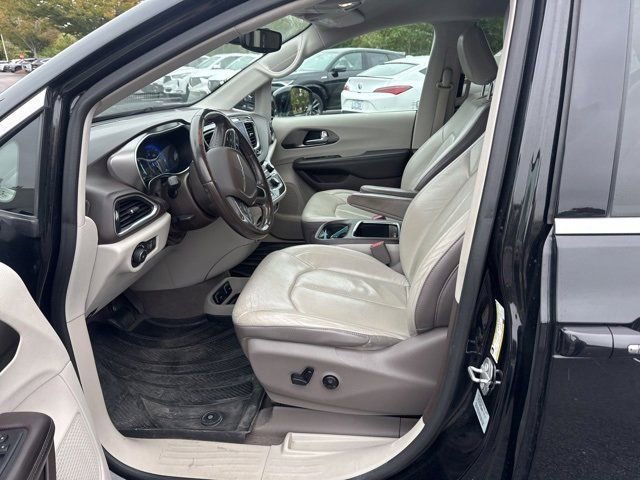 2017 Chrysler Pacifica Touring Plus photo 3